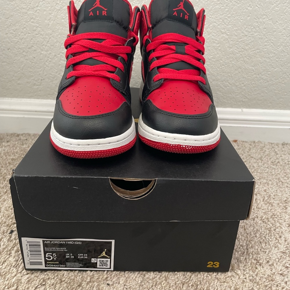 Nike Air Jordan 1 Mid Retro GS “Alternate Bred”  size 5.5Y